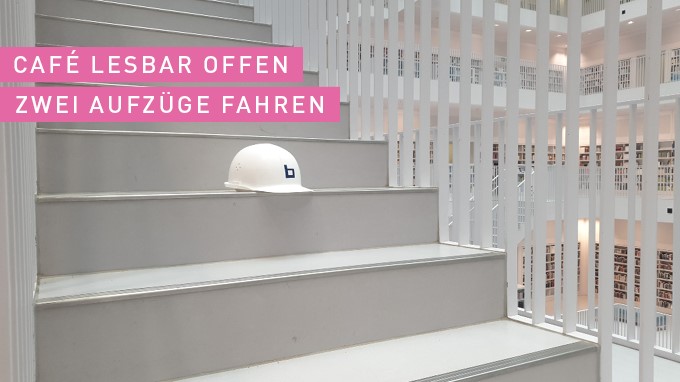 Schmuckbild Baustellenhelm auf einer Treppe im Galeriesaal der Stadtbibliothek am Mailänder Platz. Oben steht in weisser Schrift auf einem pinkfarbenen Balken, dass das Cafe Lesbar geöffnet hat und 2 Aufzüge wieder fahren.